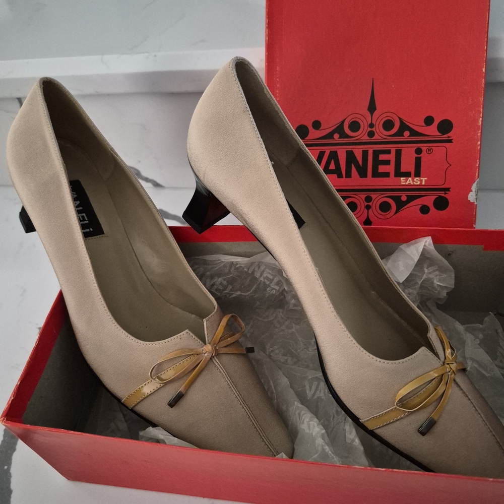 "VINTAGE" Vaneli Beige Heels with Gold Bow Accent